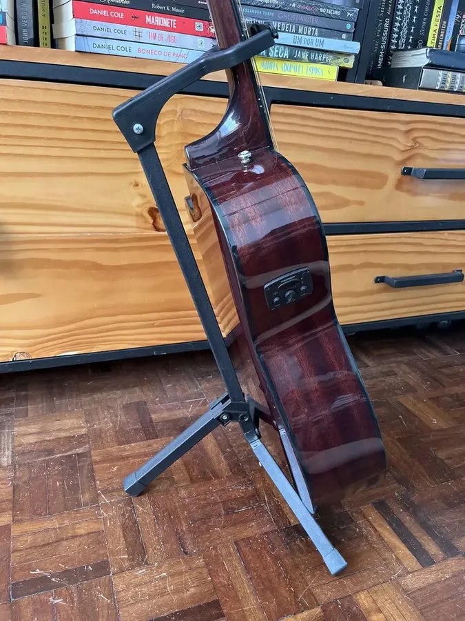 Suporte de chão ASK G3S em formato de tripé segurando um violão — foto 2 de 4