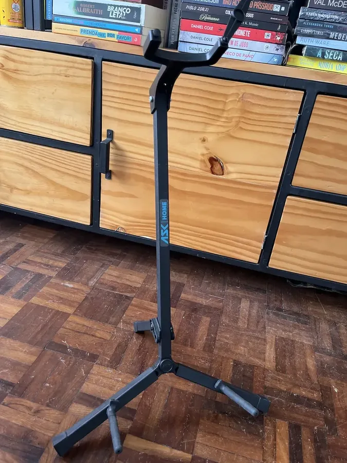 Suporte de chão ASK G3S em formato de tripé segurando um violão — foto 3 de 4