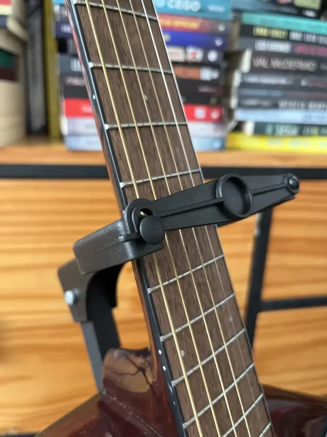 Suporte de chão ASK G3S em formato de tripé segurando um violão — foto 4 de 4