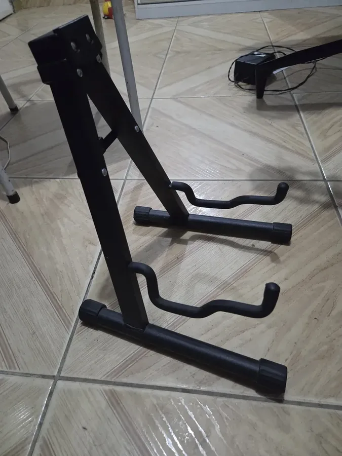 Suporte de chão dobrável Don Caprini em formato de A no piso — foto 2 de 4
