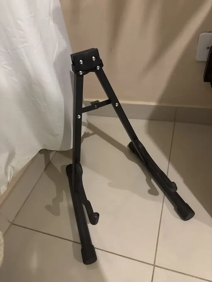 Suporte de chão dobrável Don Caprini em formato de A no piso — foto 3 de 4