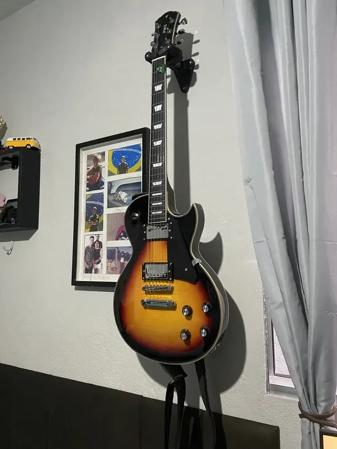 Suporte de parede Ibox AGS com trava automática segurando uma guitarra — foto 2 de 4