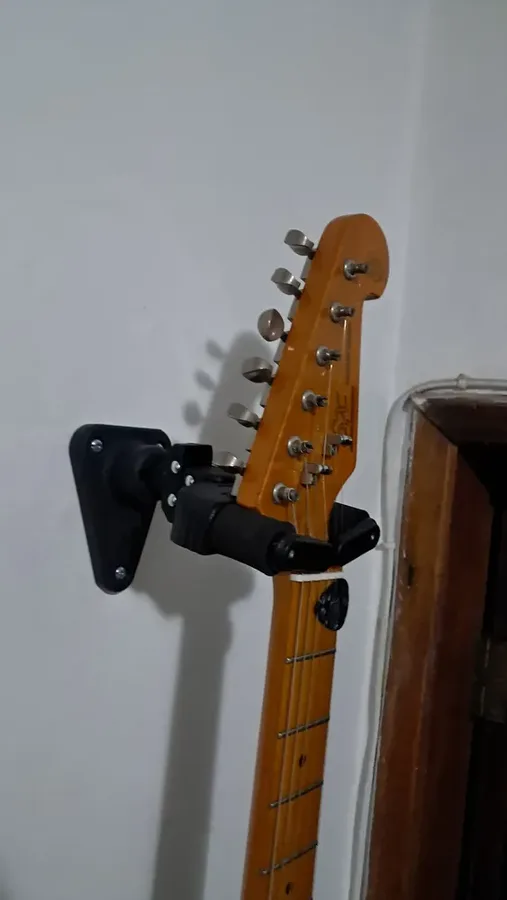 Suporte de parede Ibox AGS com trava automática segurando uma guitarra — foto 3 de 4