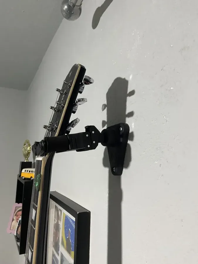 Suporte de parede Ibox AGS com trava automática segurando uma guitarra — foto 4 de 4