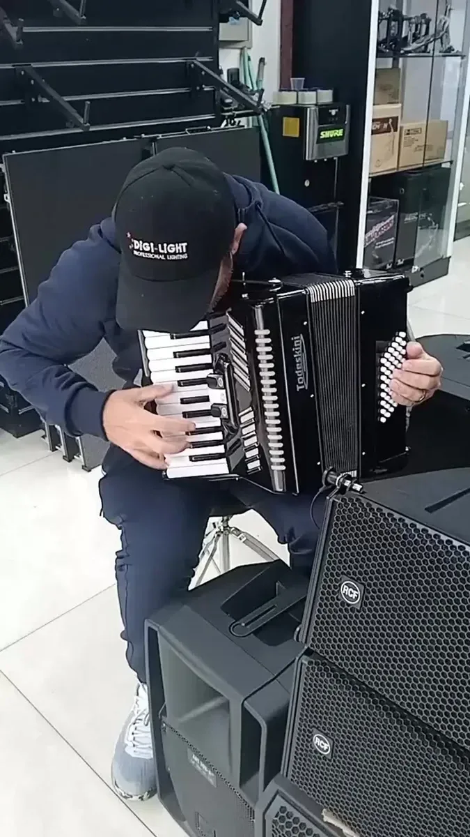 Acordeon Todeskini de 48 baixos vermelho brilhante — foto 2 de 3