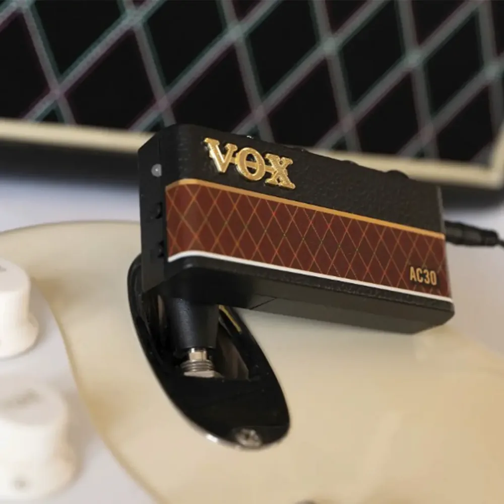 Amplificador de fone Vox amPlug 3 AC30 marrom e preto plugado na guitarra — foto 3 de 4