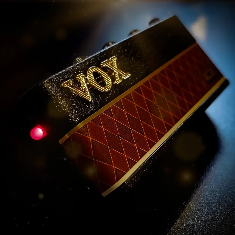 Amplificador de fone Vox amPlug 3 AC30 marrom e preto plugado na guitarra — foto 4 de 4