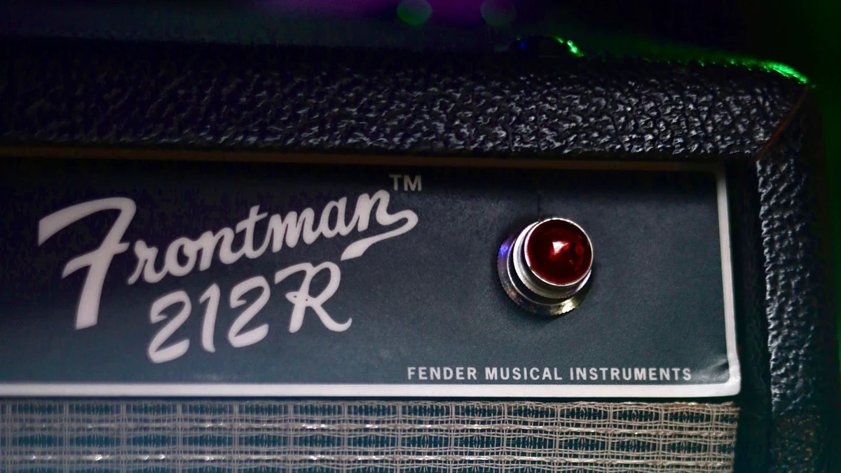 amplificador Fender Frontman transistorizado visto de perto, com a grade do alto-falante e o logo em destaque