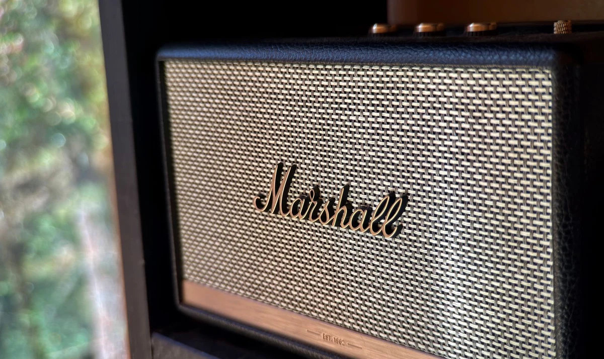 amplificador Marshall valvulado visto de perto, com os knobs de controle e a grade do alto-falante em destaque