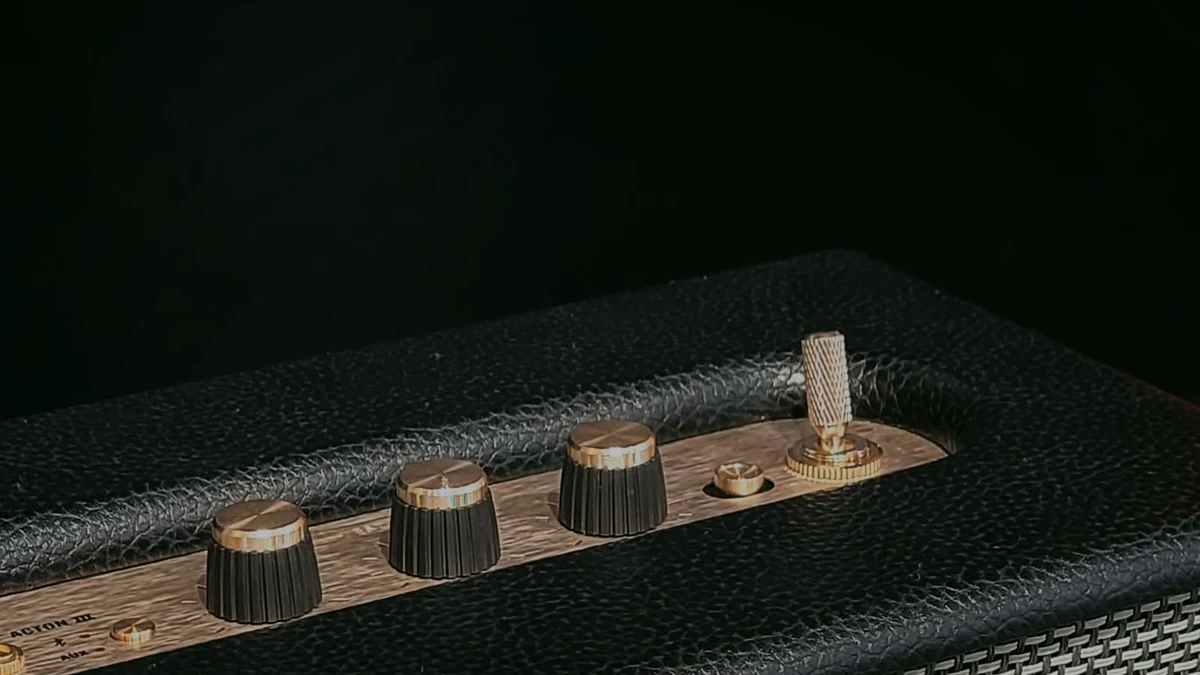 amplificador Marshall valvulado visto de cima, com os knobs de ganho e volume em destaque