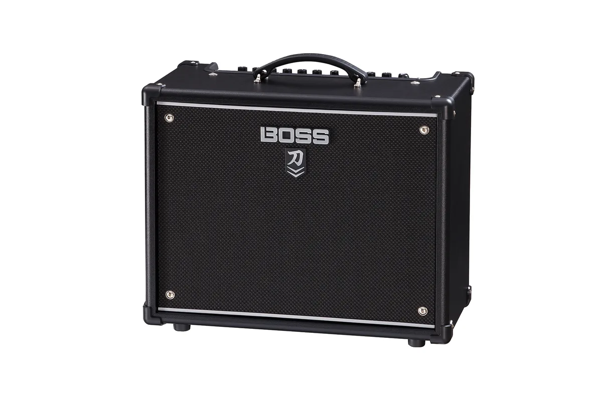 Amplificador Boss Katana 50 MkII de frente, combo preto com grade escura