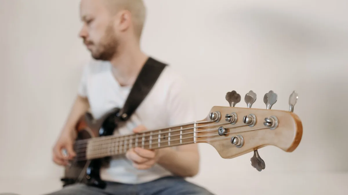 headstock de baixo de cinco cordas, com as tarraxas em disposição quatro mais uma