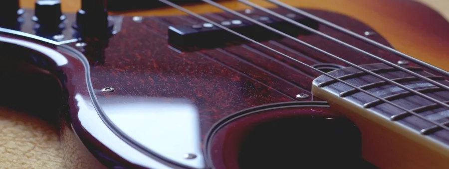close-up do corpo tobacco burst e captadores de um baixo Jazz Bass
