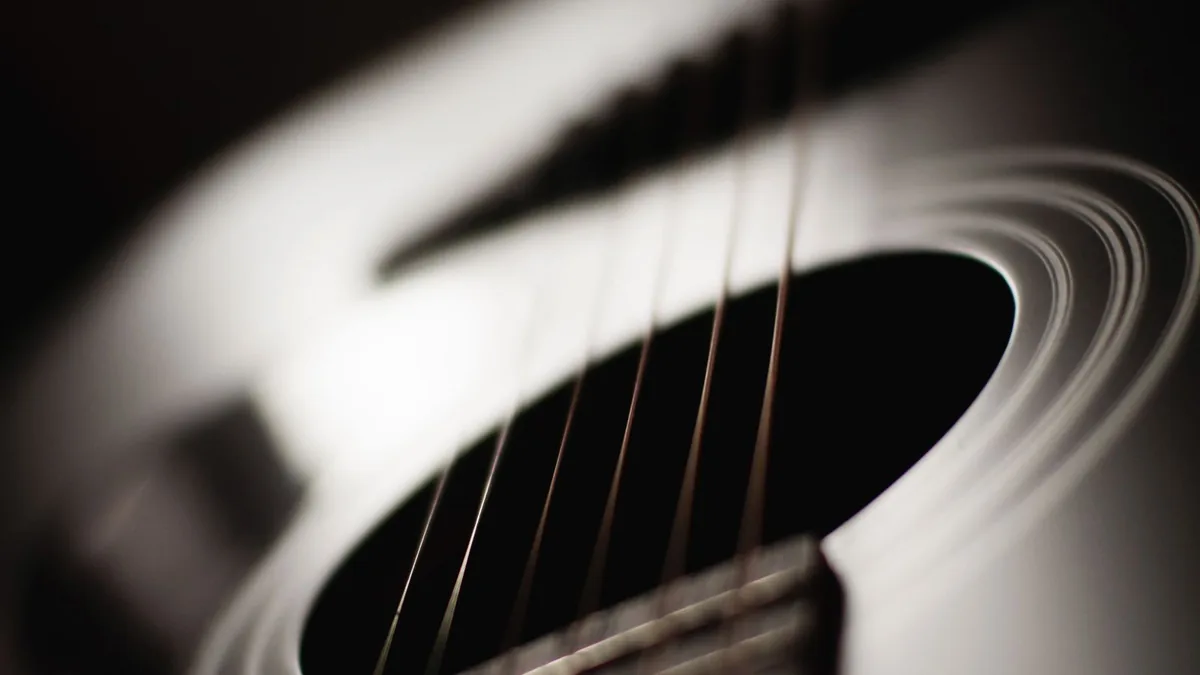 cordas de violão de perto, contexto de estudo de harmonia
