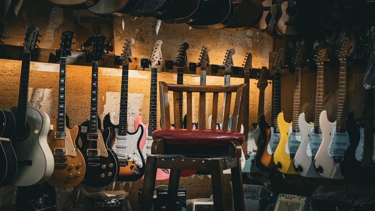 Parede de loja de instrumentos com guitarras expostas