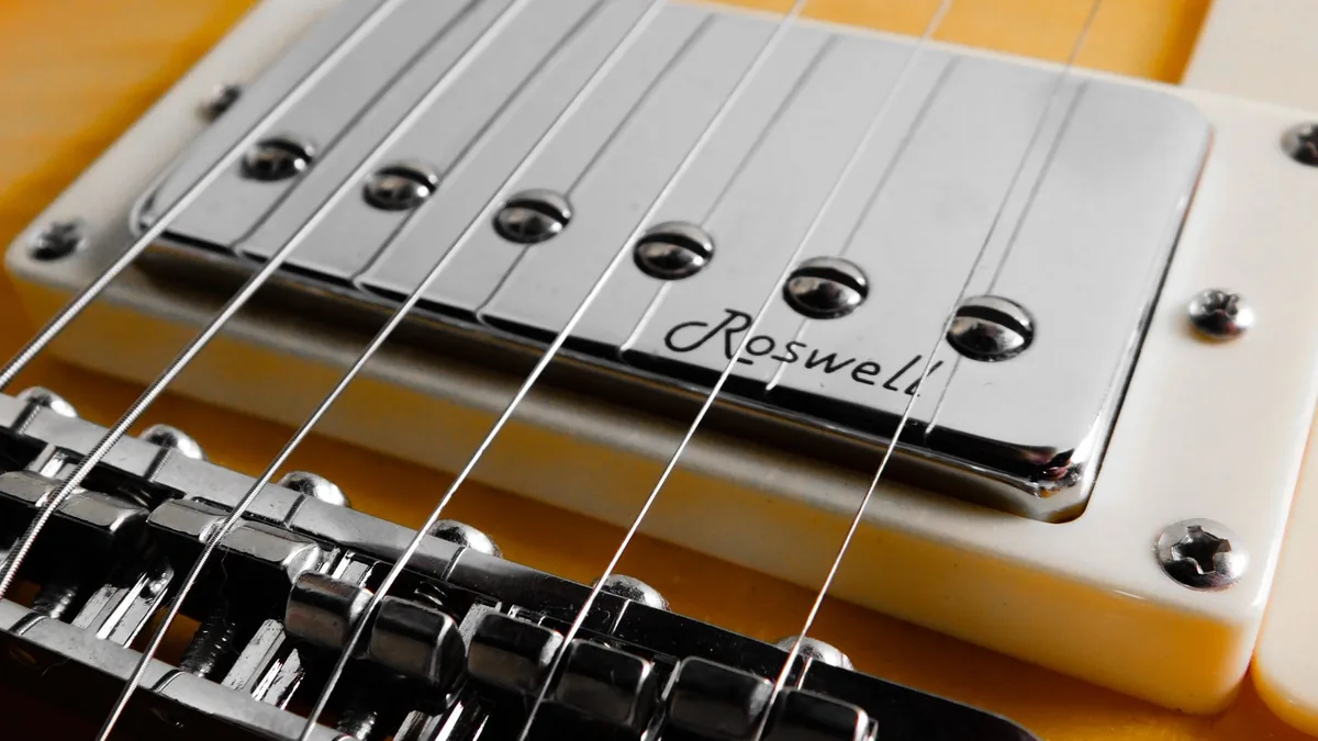 captador humbucker em close, montado numa guitarra elétrica