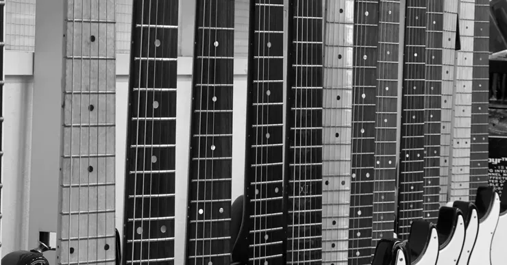 Diferença guitarra R$500 vs R$2000