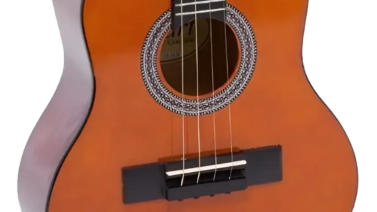 cavaquinho acústico visto de perto, com as quatro cordas de aço sobre a boca e o cavalete