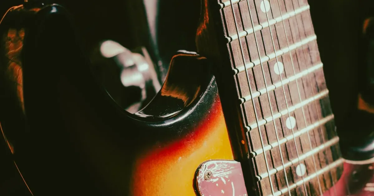 cordas de guitarra elétrica de perto, sobre o corpo sunburst da guitarra