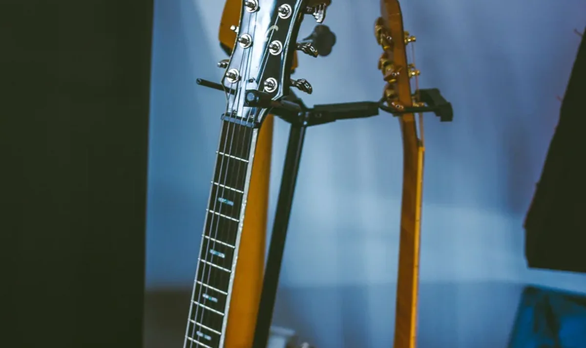Tagima TG-530 e Yamaha Pacifica 112V lado a lado, montagem comparando as duas guitarras