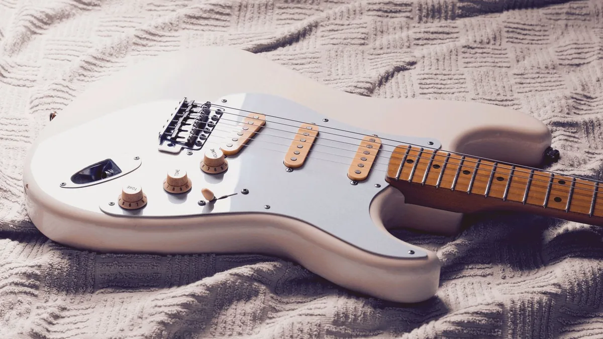 guitarra strato branca com escala de maple clara e marcadores pretos