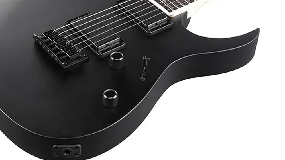 ponte fixa hardtail da Ibanez GRG121DX, com os seis selins e o humbucker da ponte