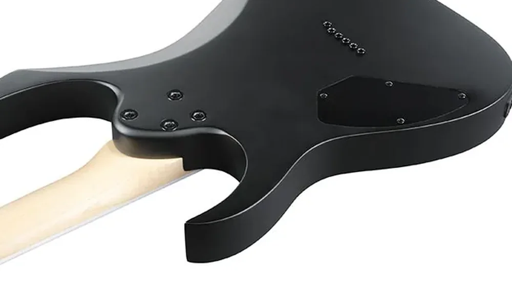 verso da Ibanez GRG121DX, mostrando o braço em maple claro contra o corpo preto fosco