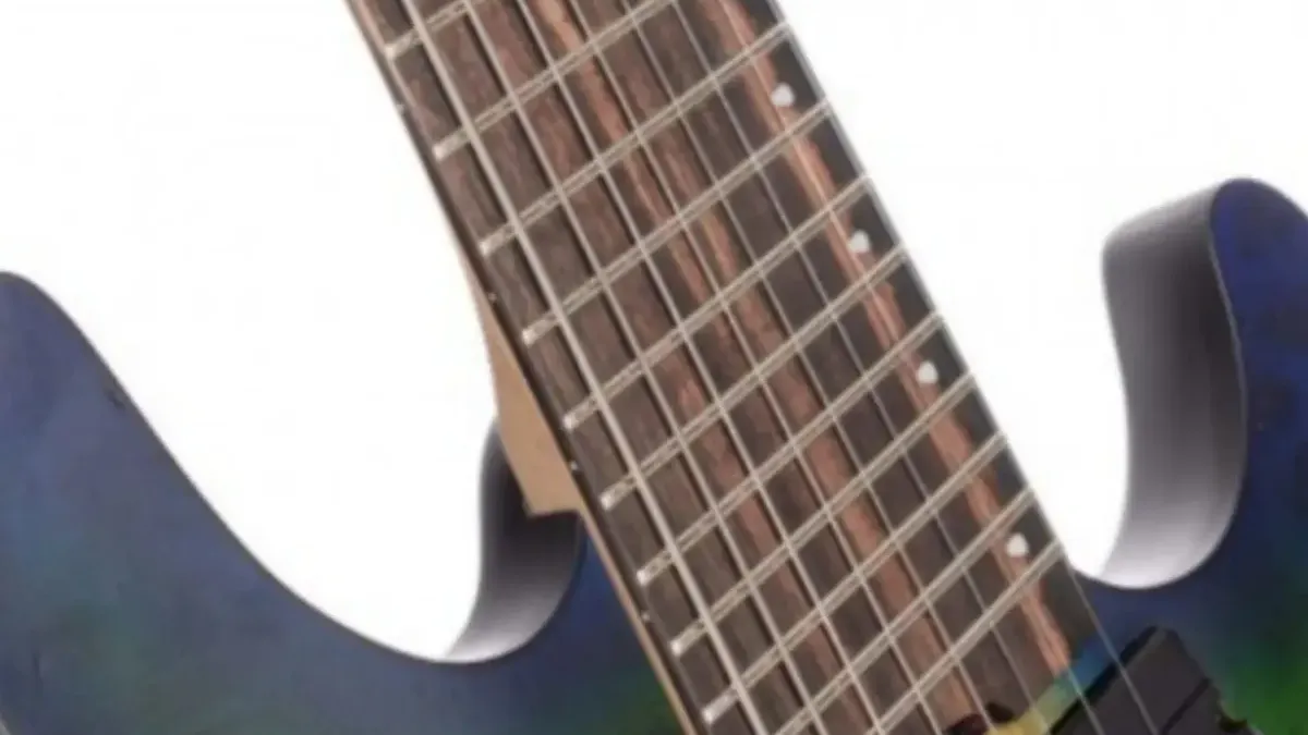 close do braço de uma guitarra 8 cordas multiscale com trastes em leque e escala escura