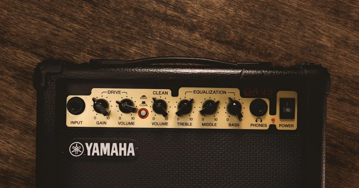 guitarra elétrica ligada ao amplificador, com o cabo plugado