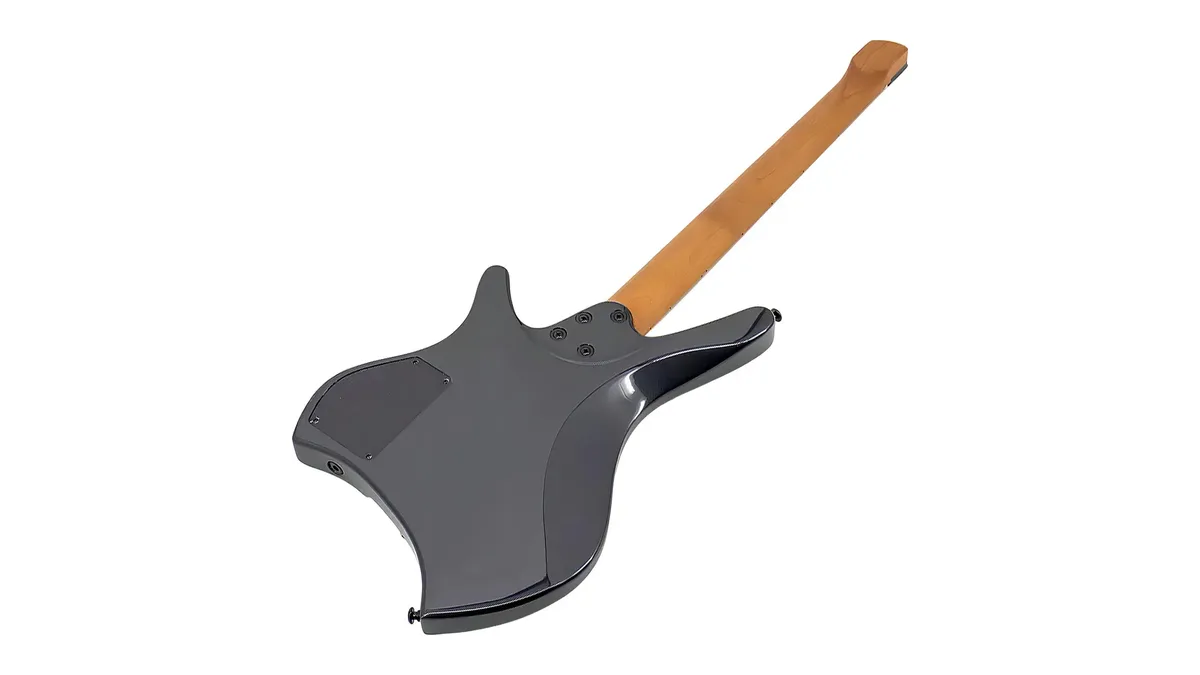 vista traseira de uma guitarra headless mostrando braço de maple torrado e corpo preto