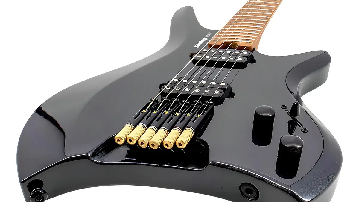 corpo de uma guitarra headless preta com as tarraxas douradas alinhadas atrás da ponte