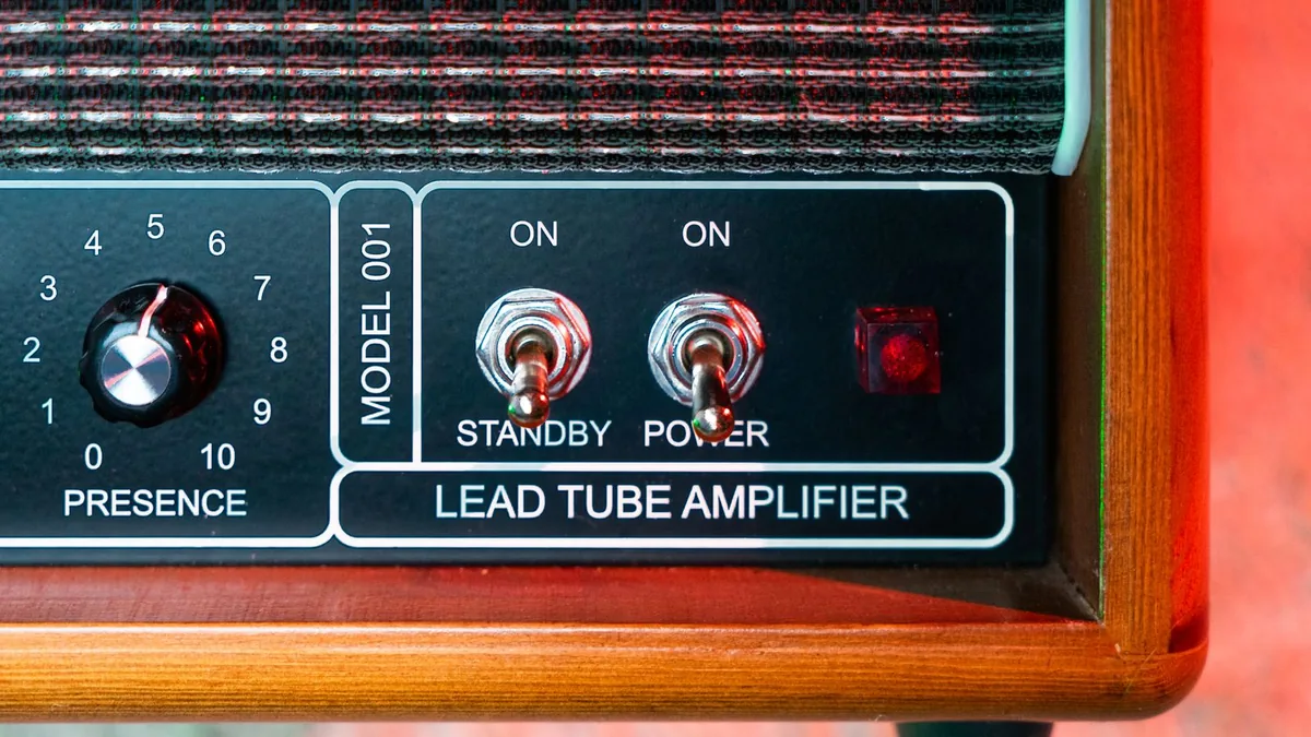 painel de um amplificador valvulado de guitarra com botões de presença e chaves