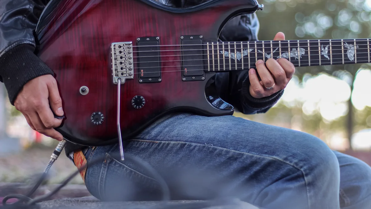detalhe do braço e captadores de uma guitarra elétrica, exemplo de hardware de marca confiável