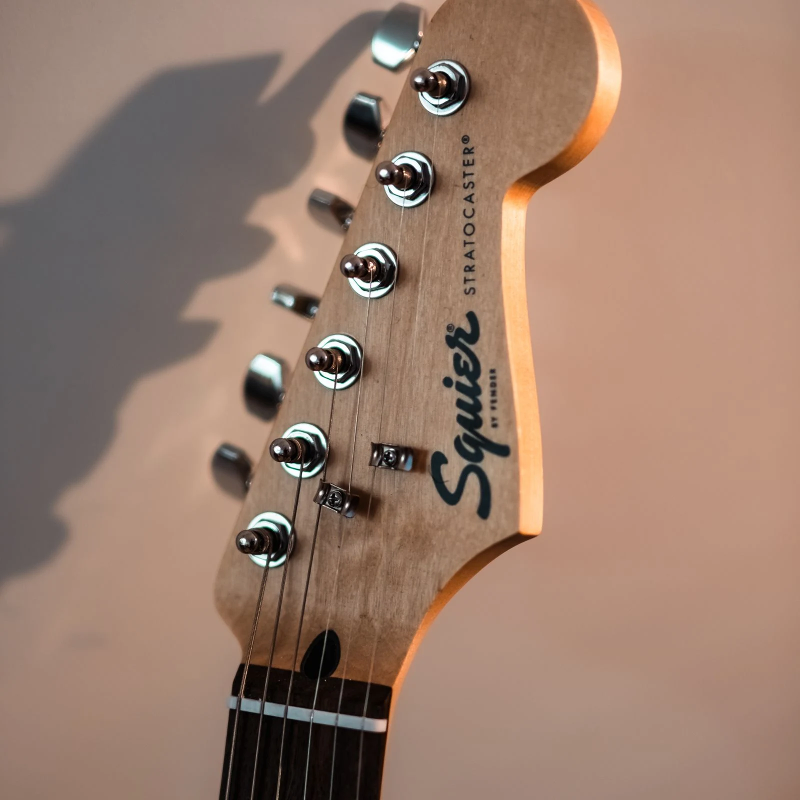 headstock de guitarra Stratocaster com tarraxas durante a afinação