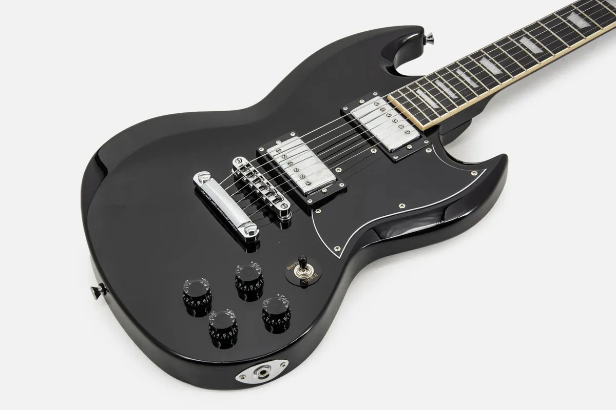 Strinberg GSS-400, vista em ângulo dos dois humbuckers e ponte — foto 3 de 5