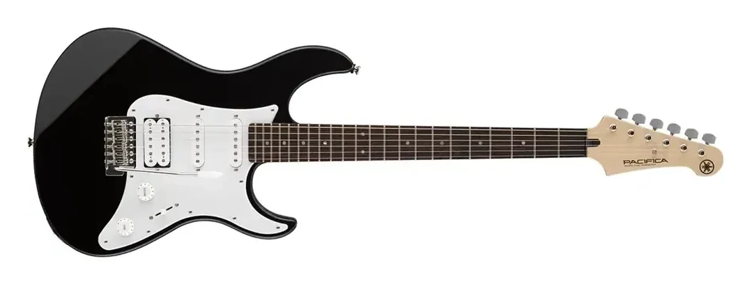 Yamaha Pacifica 012 na cor preta