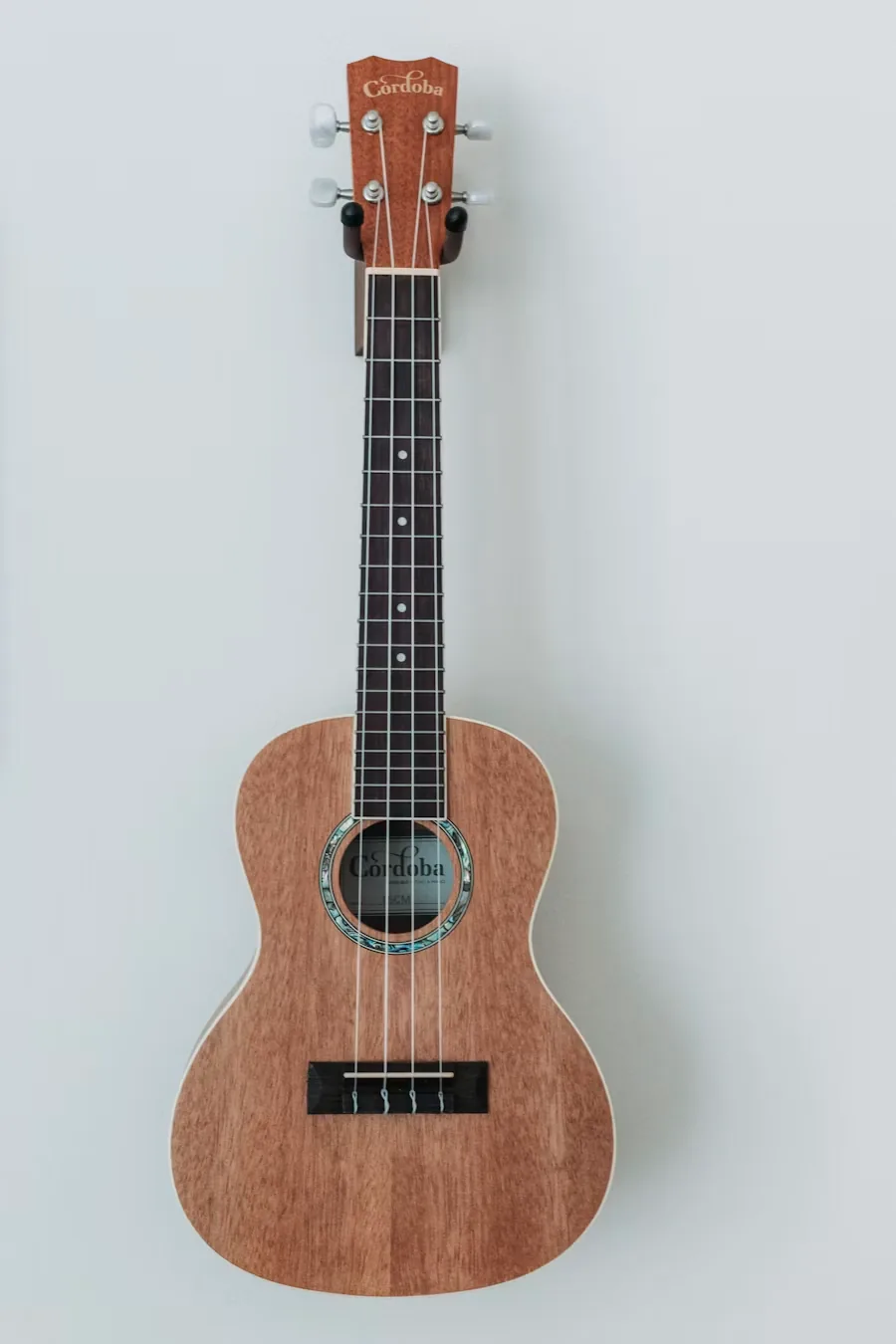 guitarrista praticando guitarra com metrônomo na mesa