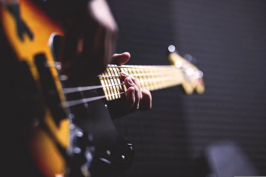 guitarra elétrica lo-fi sobre fundo neutro, still editorial