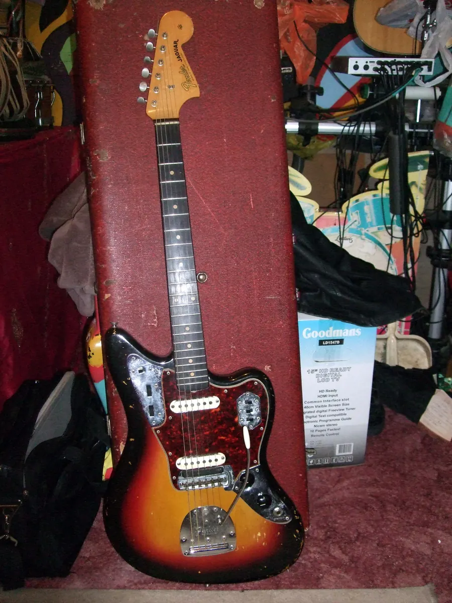Fender Jaguar, corpo offset com captadores single coil e chave de corte lateral