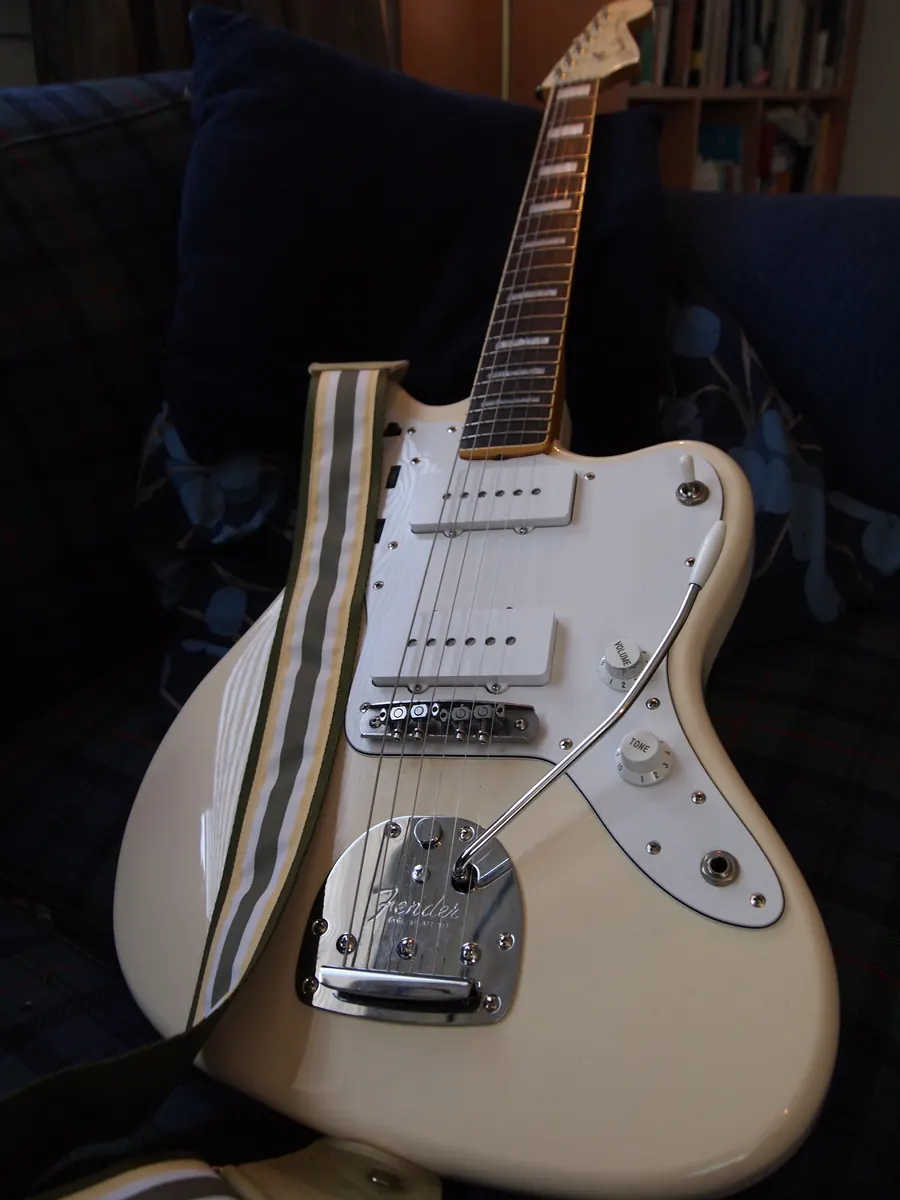 Fender Jazzmaster, corpo offset assimétrico, captadores largos