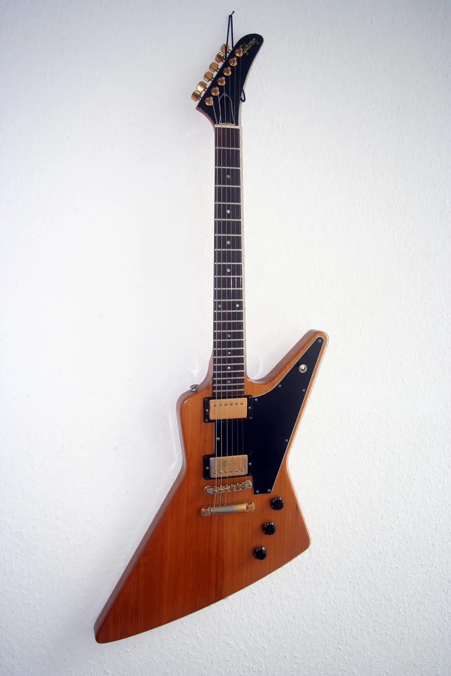 Gibson Explorer, corpo angular assimétrico