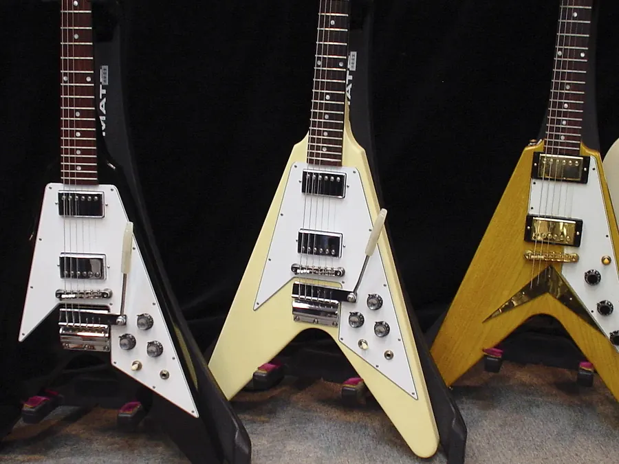 Gibson Flying V, corpo em formato de V, headstock reto