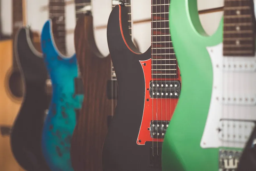 guitarra elétrica sobre bancada, still editorial