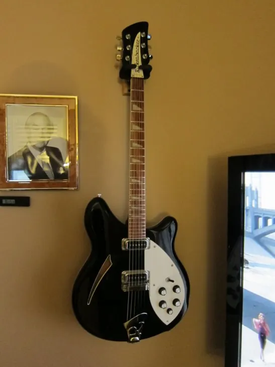Rickenbacker 360, corpo semi-acústico com acabamento preto e captadores toaster