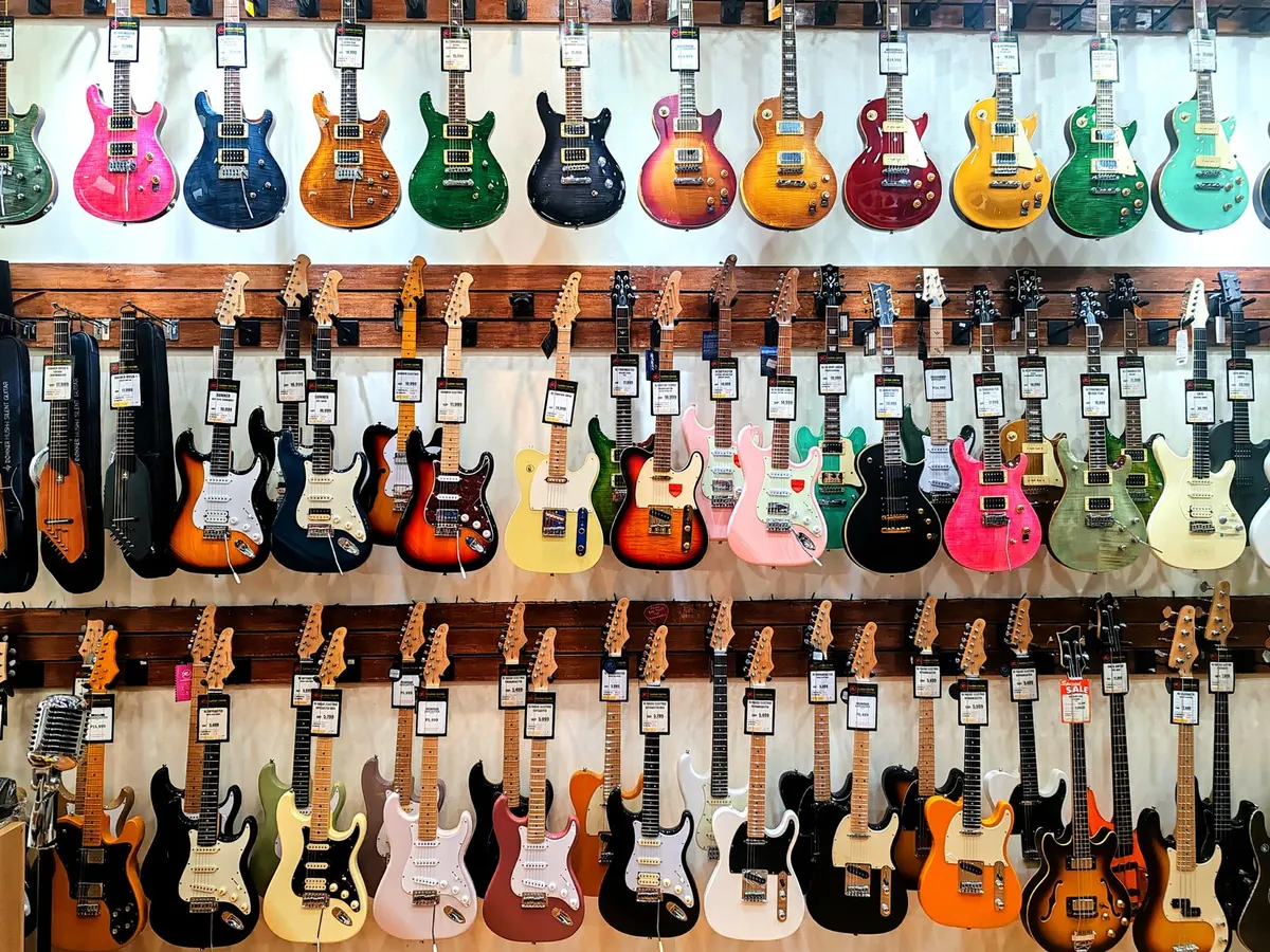 Guitarras elétricas de marcas nacionais penduradas lado a lado em loja