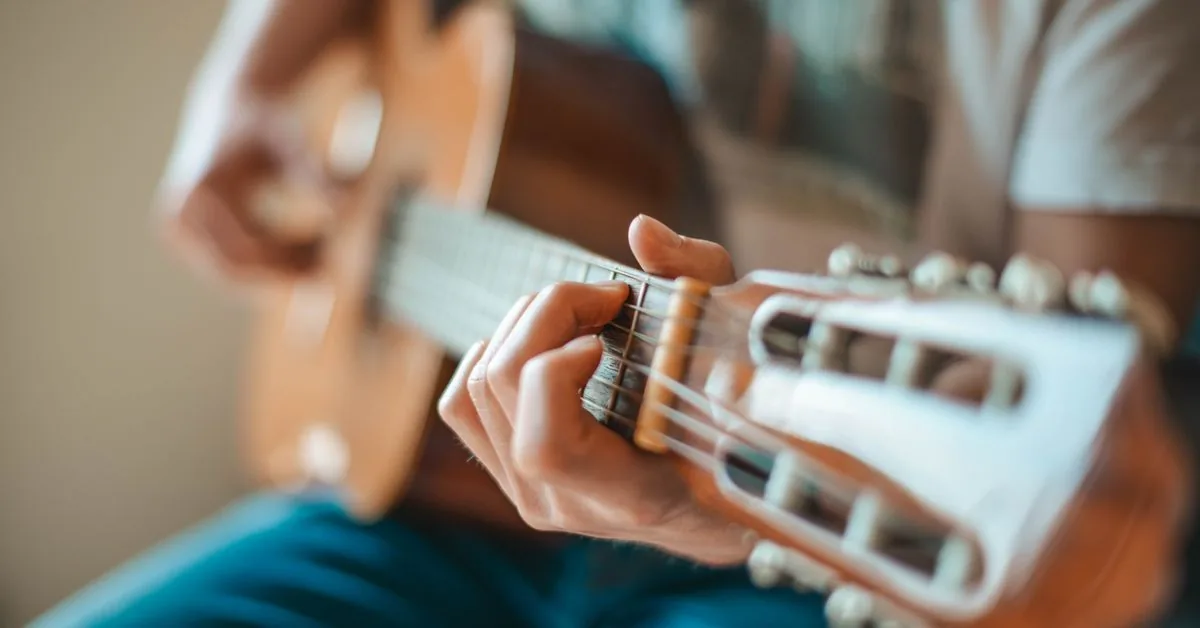 guitarras de entrada dispostas numa bancada