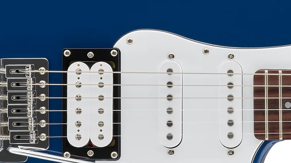 captadores da Yamaha Pacifica PAC112V: humbucker na ponte e dois single coils, sobre escudo branco