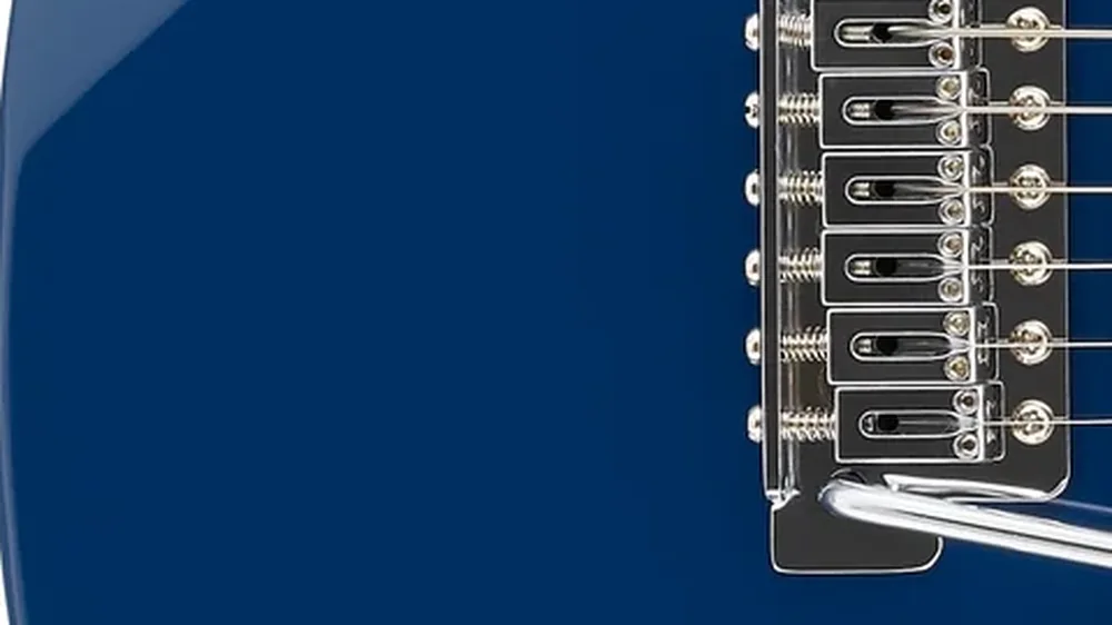ponte com trêmolo da Yamaha Pacifica PAC112V vista de perto, com os seis selins e a alavanca
