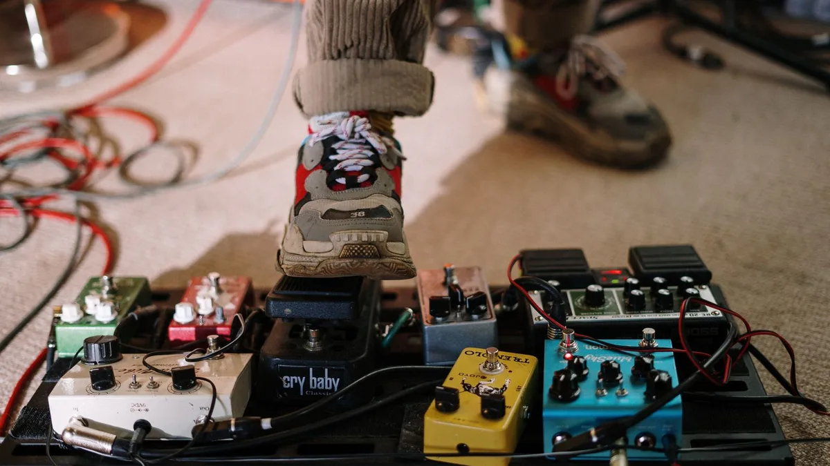 pedalboard montada sobre uma base Rockboard com pedais de várias cores, vista de cima