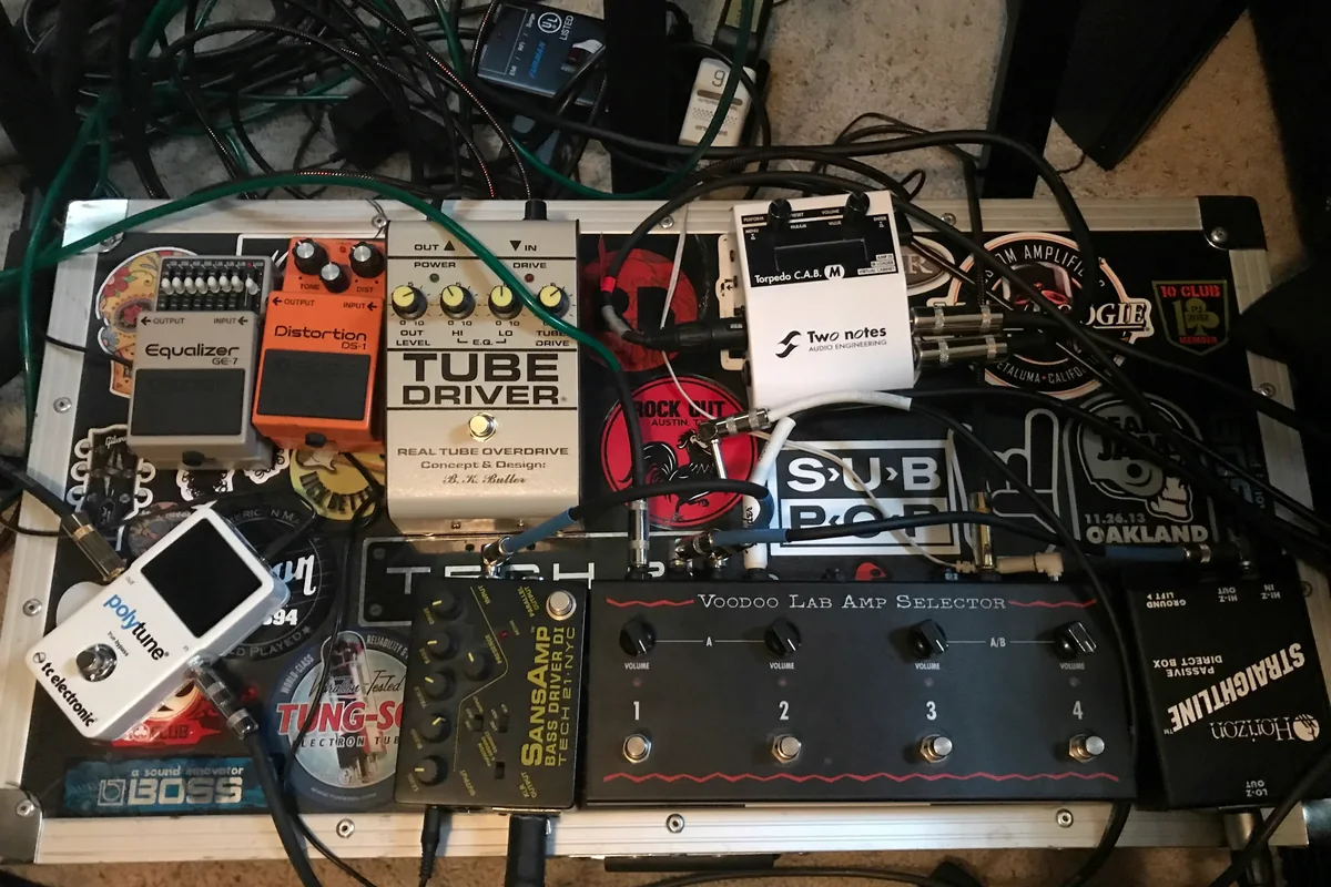 pedalboard profissional completo com múltiplos pedais, rack de efeitos e seletor de amplificador